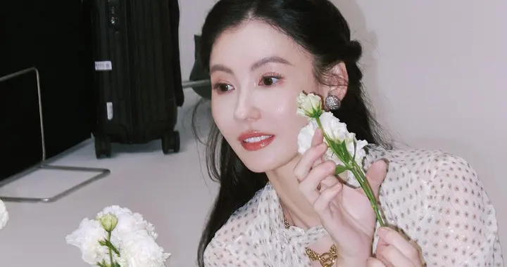 张柏芝分享今日美照，穿白色波点束腰裙气质端庄，乌黑微卷发好美