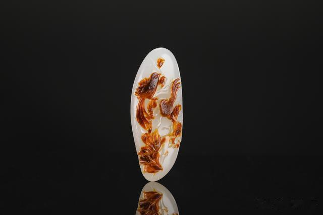 和田玉籽料|和田玉籽料 聚红皮 俏色巧雕 喜上枝头