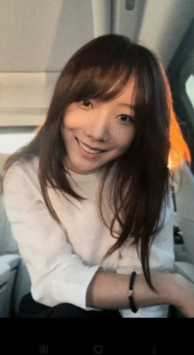 40岁王珞丹罕见现身，穿粉色套裙身材暴涨，网友直呼认不出！