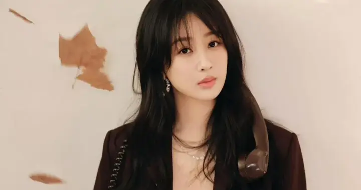 杨紫换风格后越来越时髦！棕色西装+格子裙+长筒靴，高级又洋气！