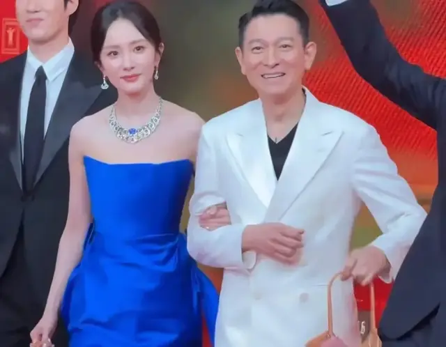 杨幂高调挽手刘德华出场力压短发章子怡，蓝色礼服真的太美了