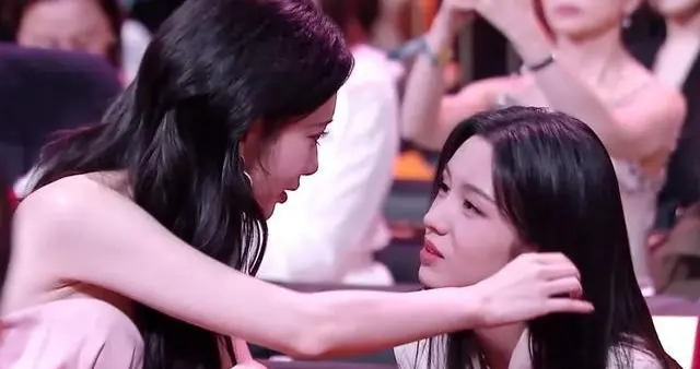 微博之夜内场，被珠圆玉润的孟子义惊艳，和陈都灵同框显松弛大气