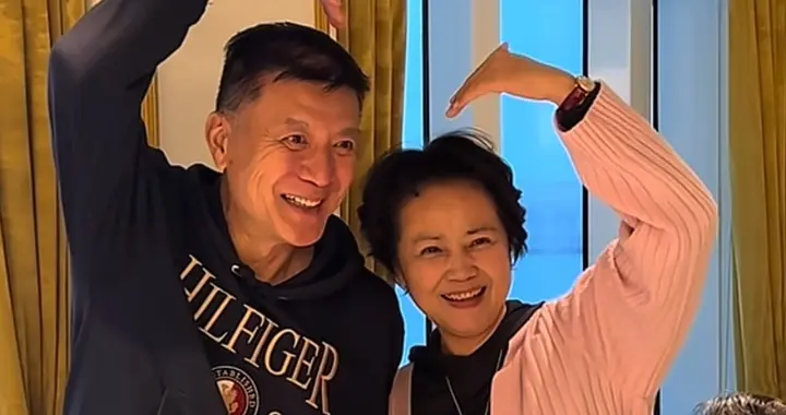 刘之冰63岁游轮度假庆生，好友侯勇唱歌助兴，茹萍婆婆出镜气质好