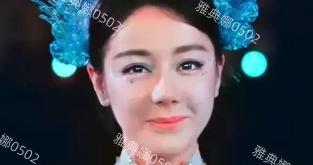 迪丽热巴春晚表现真的差强人意，不是妆容的锅确实脸肿腰粗不上镜