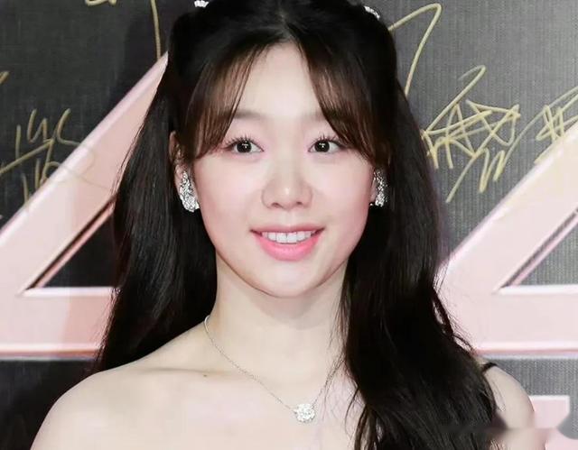 徐梦洁|徐梦洁回应整容传闻，虞书欣晒手势舞视频，助理帮赵露思穿袜子