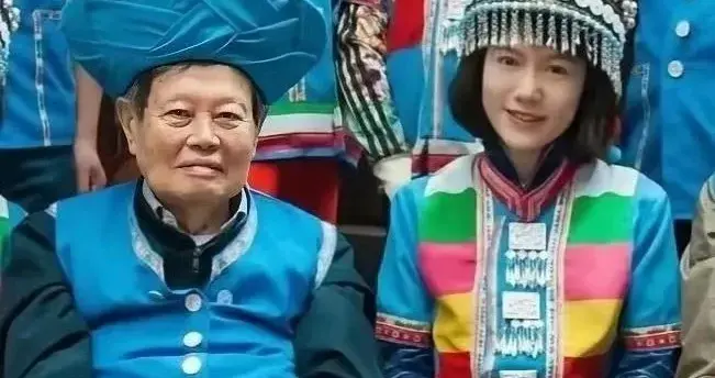 杨振宁去世后，翁帆搬离了旧居住进了普通公寓，明年将去英国工作