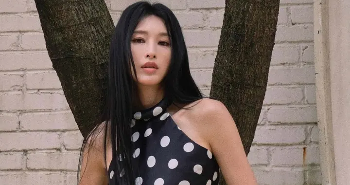 张俪活动造型壁纸，波点抹胸半身黑裙，魅力大长腿。