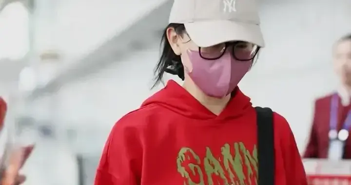 陈数现身机场，红色卡通卫衣配白色休闲裤，时尚又减龄