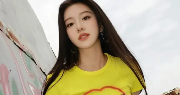 王鹤润牛仔裤造型太吸睛，街头风穿搭穿出专属韵味