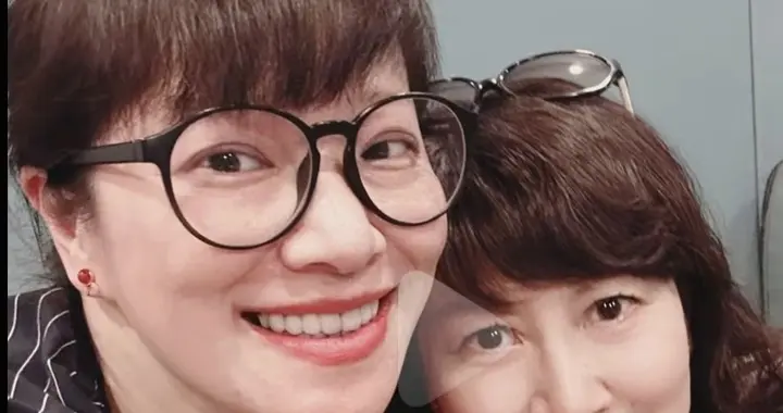 主持人燕子姐姐近况！69岁重返上海舞台，女儿是美国毕业的高材生