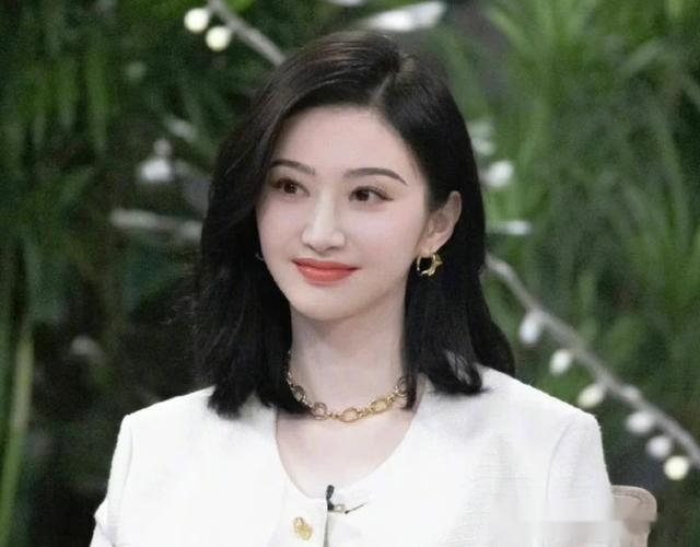 果然，这才是最适合中年女人的发型：锁骨发！谁见都夸年轻显气质