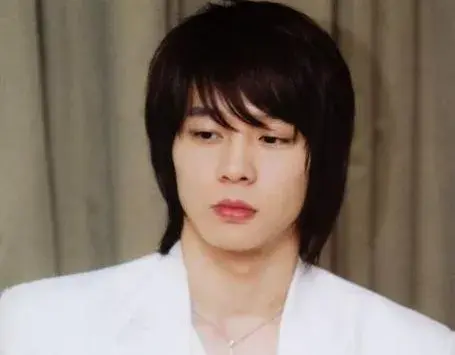 他从小父母离异，成名不仅星路坎坷，更是经历了三段失败的感情。