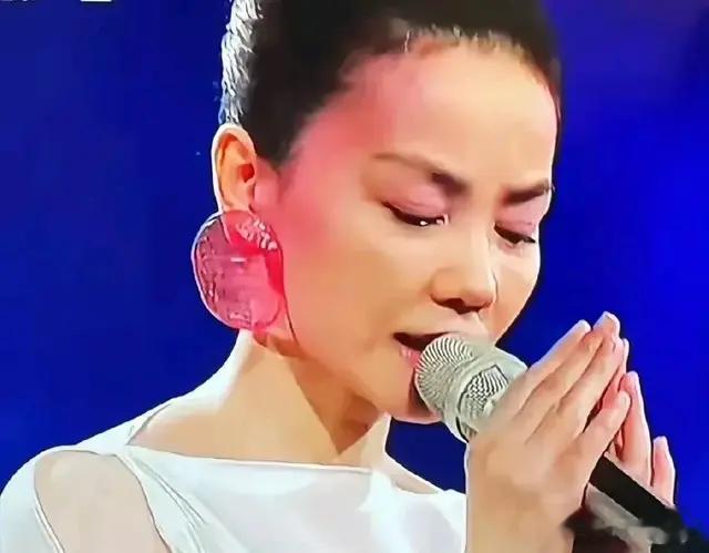 王菲遭邻居爆料！双手合十原因揭秘，爆料太细节引网友众怒！