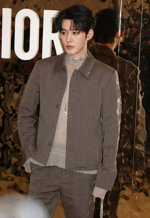 北京这一夜，帅到失语的邓为、于适生图出圈，连王俊凯都黯然失色