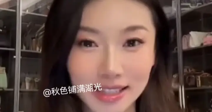 程晓玥素颜回应孕期出轨，粉白色皮肤高颅顶，唇角上扬带浅梨涡