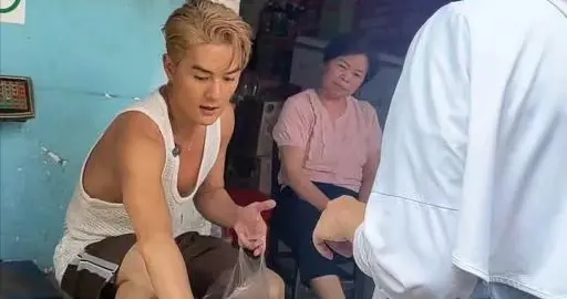 著名歌手广西街头卖水果，左耳听力只剩6成，曾和赌王女儿恋爱4年