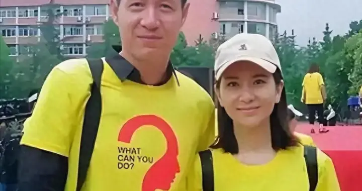 原来他俩是夫妻，丈夫是国足名宿，妻子是歌坛天后，女儿颜值超高