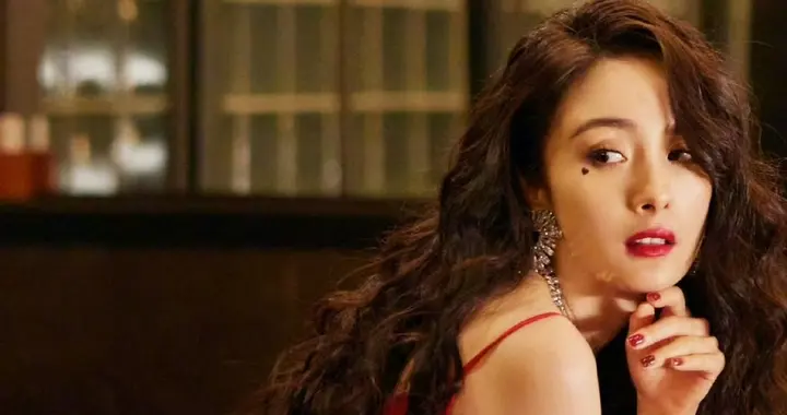 杨幂红色吊带裙明艳照人，大幂幂好适合红色。