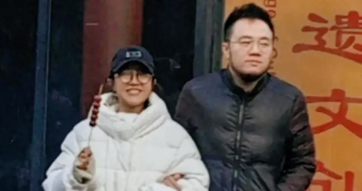 巴图夫妇被拍北京逛街！巴图挽着老婆的胳膊，头大没脖子像老太太