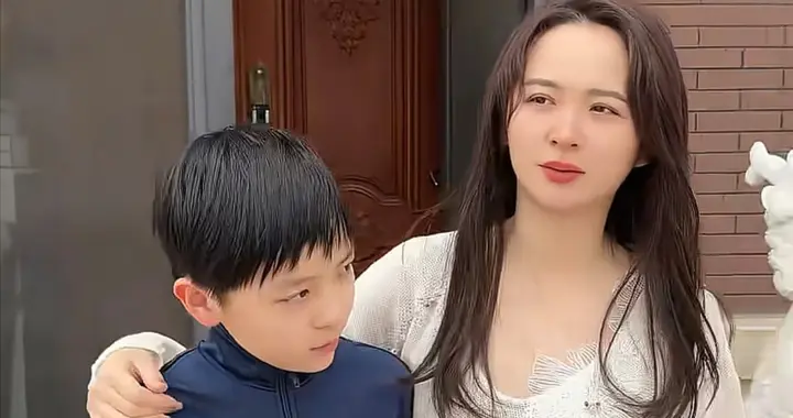 邓莎12岁儿子大麟子开学，她说“妈妈一个人在家了，也很不开心”
