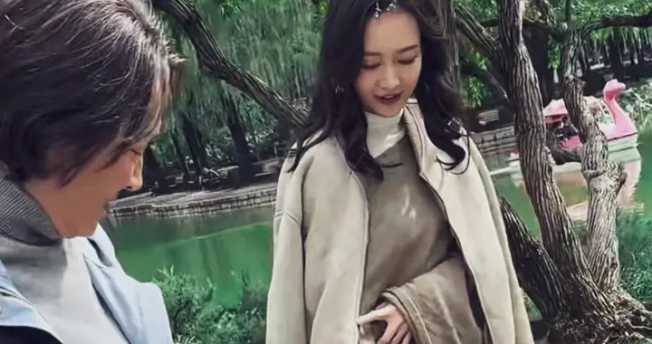 速围观！王鸥私下状态全曝光，牵萌娃漫步美成一道光！