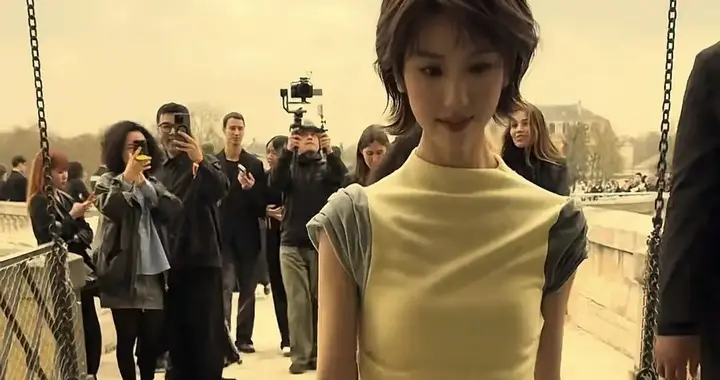 陈都灵短发杀疯了，罗意威大秀一出场，网友：这还是当年的校花吗