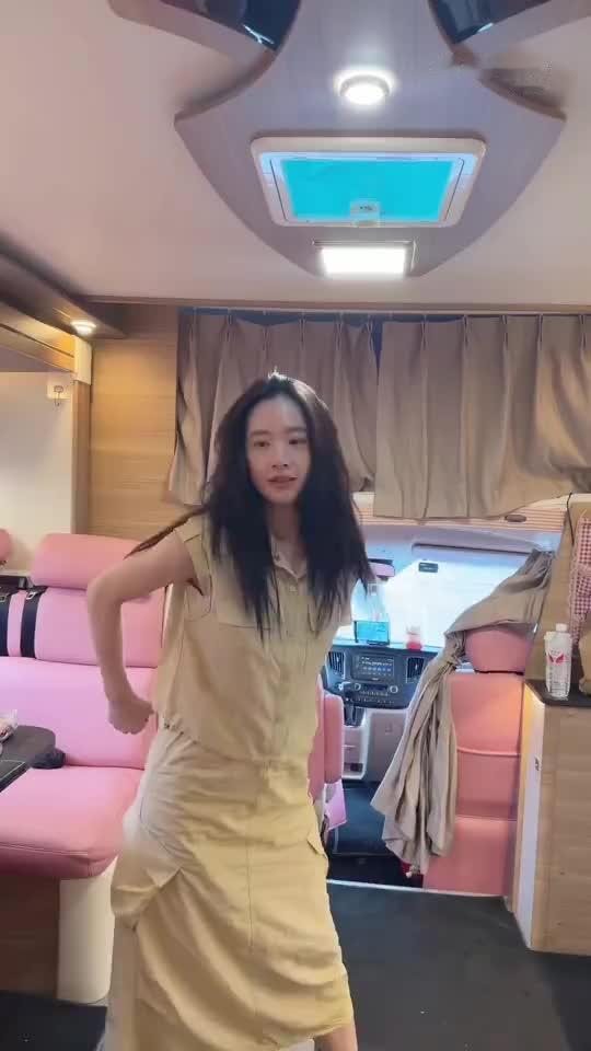 李梦穿性感衣服跳广播体操，网友们都惊呆了！