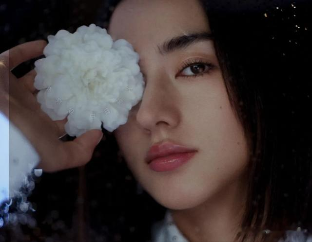 “宝儿姐”李宛妲全新杂志大片，古宅深处精灵少女眉目如画