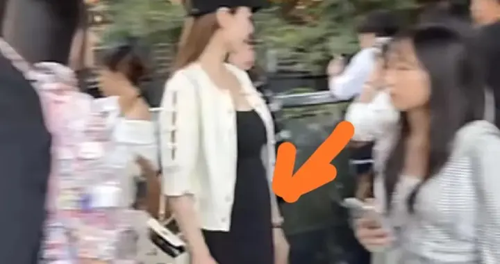 马筱梅挺孕肚逛街，目测已超五个月，小玥儿照顾继母紧跟其后