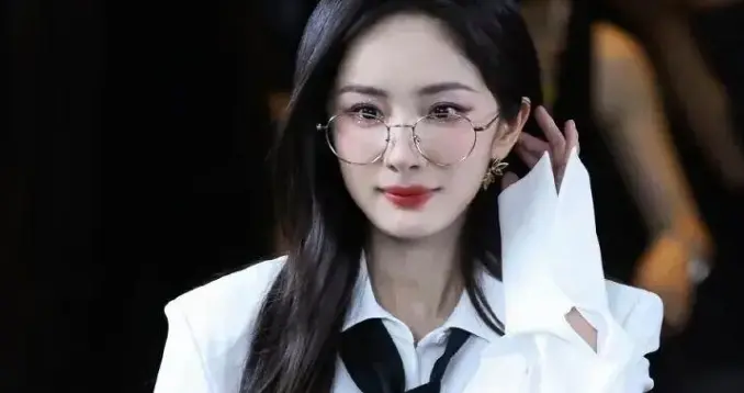 杨幂黑长直，白衬金丝眼镜，气场十足！