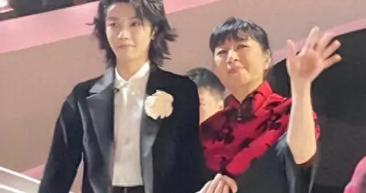 关系藏不住了？华晨宇殷秀梅手挽手下班引发热议