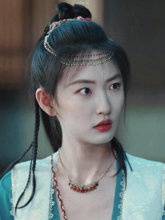 《四方馆》热度飙升，古装首秀的她实在太美，成最特别的95花