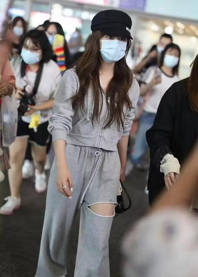 发型 不愧是赵露思！裤子上的“洞”比膝盖还大，走机场美出新高度