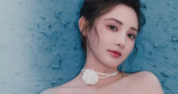 彭小苒，撞色多巴胺穿搭：粉红抹胸裙优雅迷人。