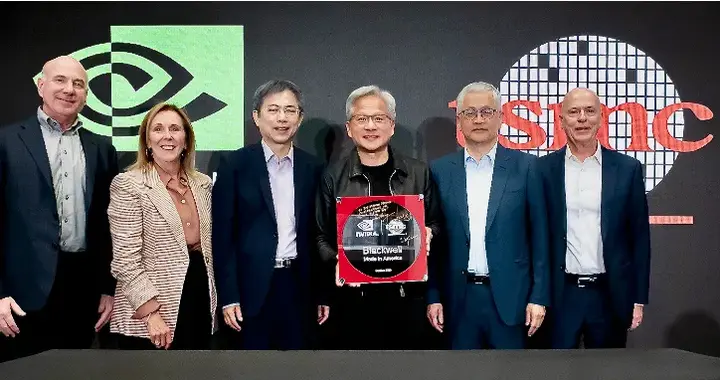 黃仁勛站臺，臺積電美工廠造出首片英偉達Blackwell晶圓