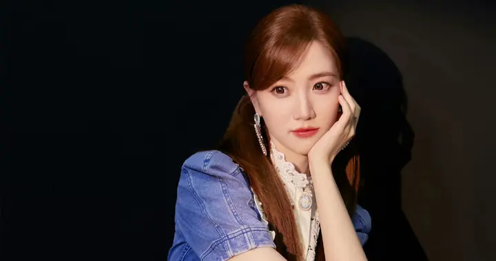 张纯烨水蓝牛仔，大长腿无敌了