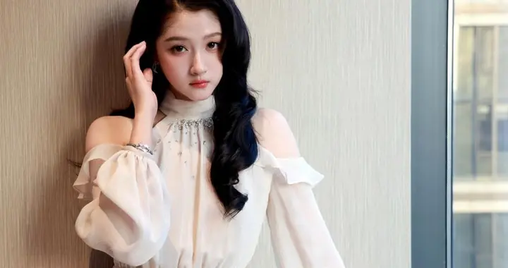 流光拾影关晓彤，香槟色露肩雪纺裙，纯欲氛围天花板