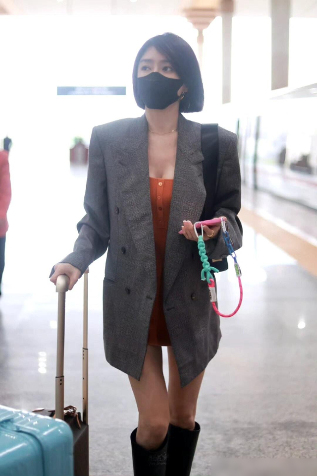 看了秦岚的穿搭，我悟了：西装不配阔腿裤、高跟鞋，才更时髦减龄