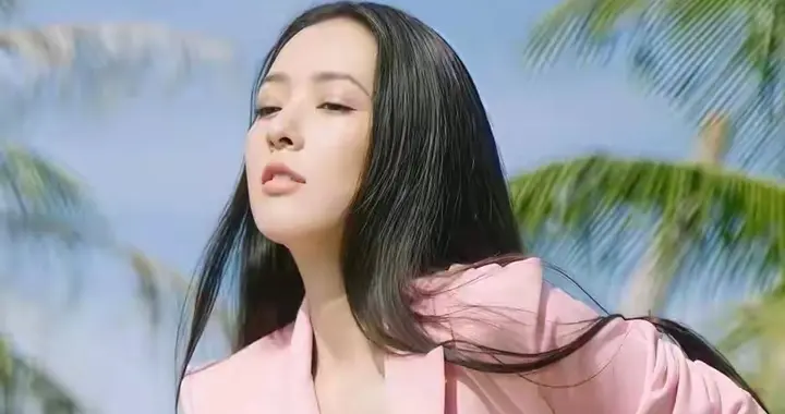 郭碧婷近照展现温婉气质，淡颜系长相精致耐看，不愧是荧幕常青树