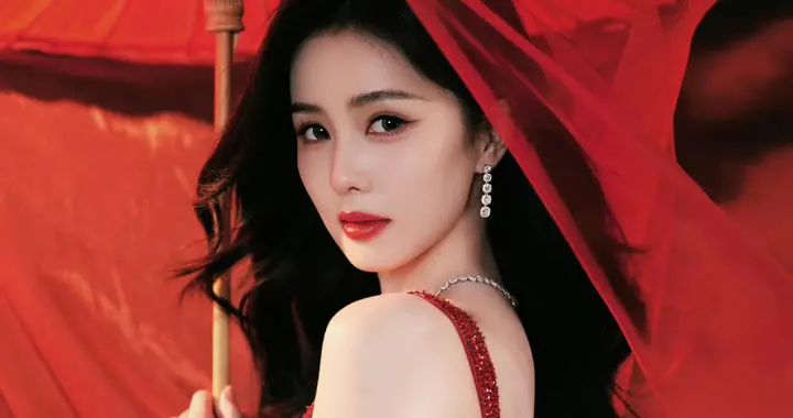 白鹿喜庆抹胸红裙