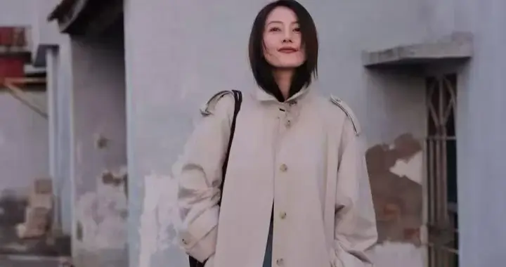 高圆圆不愧是穿搭高手！穿风衣+牛仔裤+骑士靴，洋气又高级！