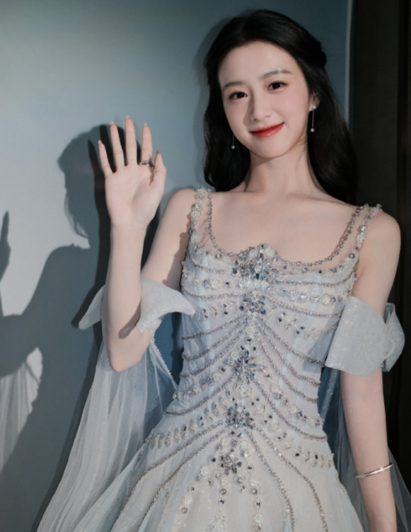 包上恩：渐变色长纱裙下的梦幻诗篇