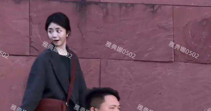 中国美术学院偶遇谭松韵，本人个子不高脸巨小，表情灵动特别年轻