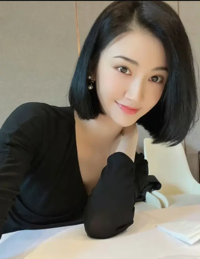 景甜晒短发自拍皮肤白嫩状态佳 穿黑色紧身小V领秀天鹅颈 ?