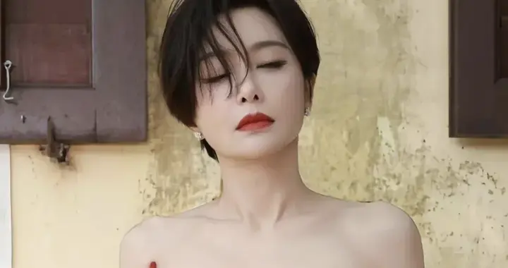 秦岚一袭渐变抹胸开衩裙，美翻了！