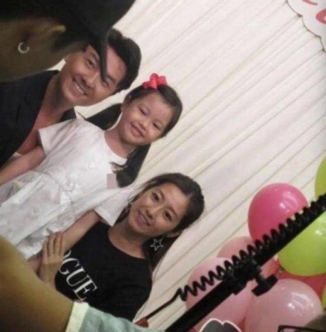 疑陈自瑶12岁女儿近照流出！变惊艳美少女，戴钻戒一头卷发显成熟