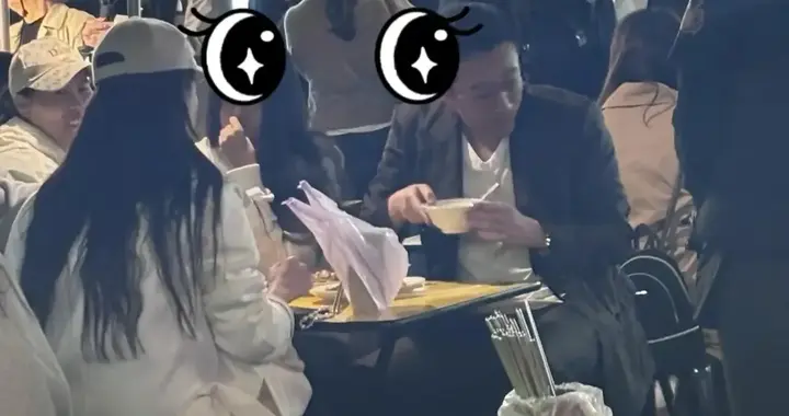 汪小菲带儿女吃路边摊！阿姨司机同坐一桌好热闹，玥儿很黏马筱梅