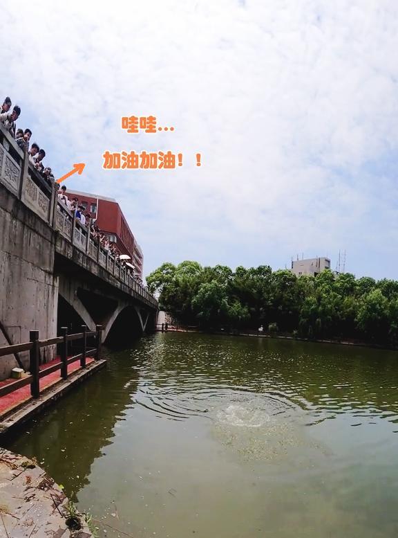 |数百人围观！江西小伙钓起学校湖中“鱼王”，事后被保安狂追？