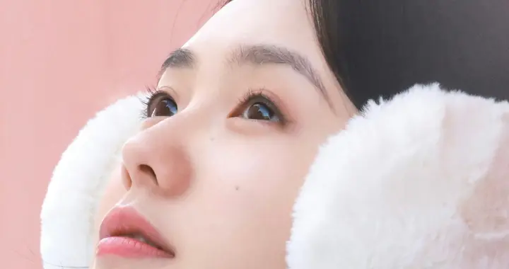 刘浩存 戴着耳暖，很邻家女孩