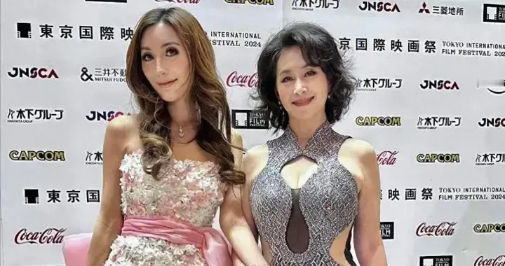 63岁何超琼美到日本去！穿挖空礼服艳压群芳，比30岁外甥女还时髦